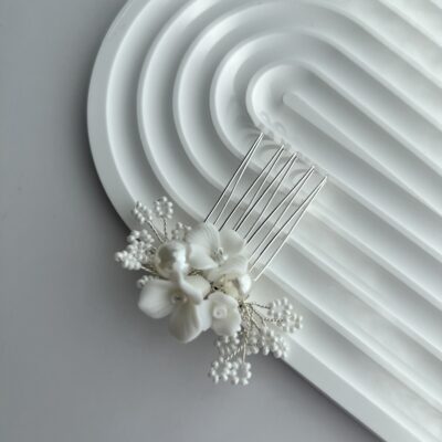 Nedidelė sagė plaukams vestuvinėms plaukų šukuosenoms. sagė metalinė sidabro spalvos, dekoruota baltomis gėlėmis ir šakelėmis su mažais perliukais