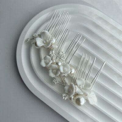 Metalinės sagės vestuvinėms plaukų šukuosenoms. Sagės dekoruotos baltomis gėlėmis ir dirbtiniais perliukais