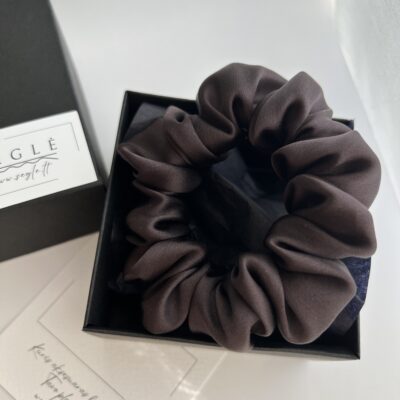 Natūralaus šilko plaukų gumytė juodoje dėžutėje. Plaukų gumytė juodojo šokolado spalvos
