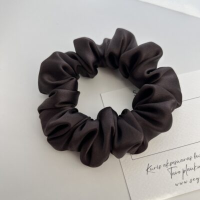 Natūralaus šilko juodojo šokolado spalvos plaukų gumytė baltame fone