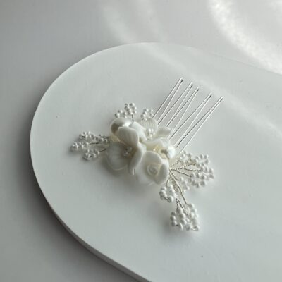 Minimalistinė sagė plaukams vestuvinėms šukuosenoms. Sagė dekoruota baltomis gėlėmis