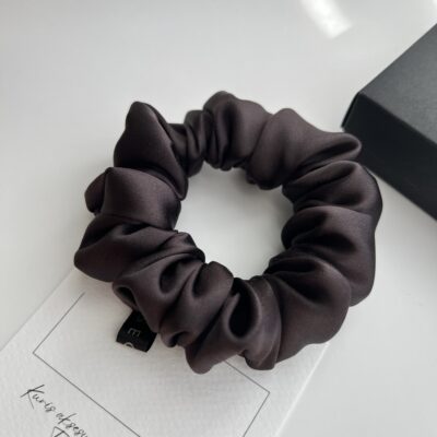 natūralaus šilko plaukų gumytė juodojo šokolado spalvos