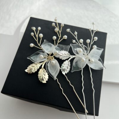 Smeigtukai vestuvinei plaukų šukuosenai. Smeigtukai metaliniai, dekoruoti baltomis gėlėmis ir šakelėmis su dirbtiniais perlais