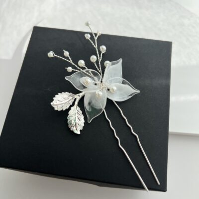 Metalinis smeigtukas vestuvinei plaukų šukuosenai. Smeigtukas dekoruotas baltais gėlės žiedlapiais ir šakelėmis su dirbtiniais perliukais