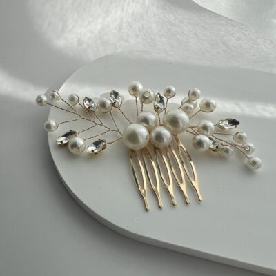 Metalinė aukso spalvos plaukų sagė nuotakoms dekoruota netikrais perlais