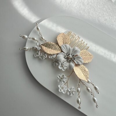 Plaukų sagė vestuvinėms plaukų šukuosenoms. sagė metalinė aukso spalvos dekoruota baltomis gėlėmis ir aukso spalvos šakelėmis su dirbtiniais perlais